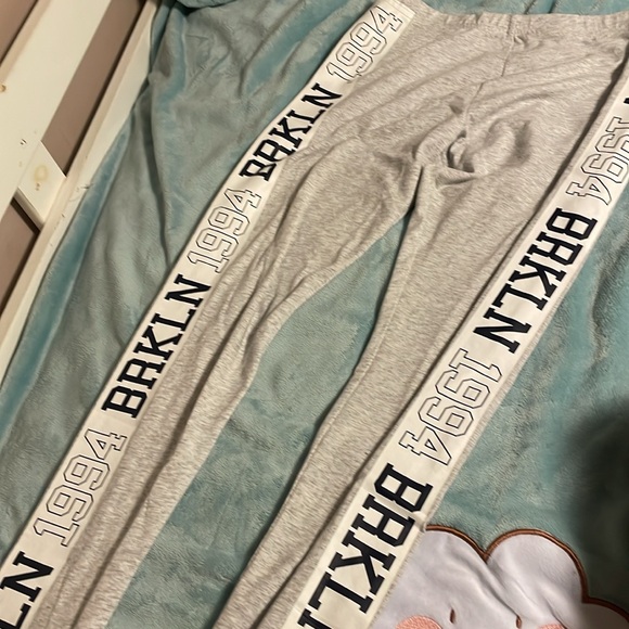 comfortable BRKLYN 1994 sweater and leggings set - Picture 3 of 3